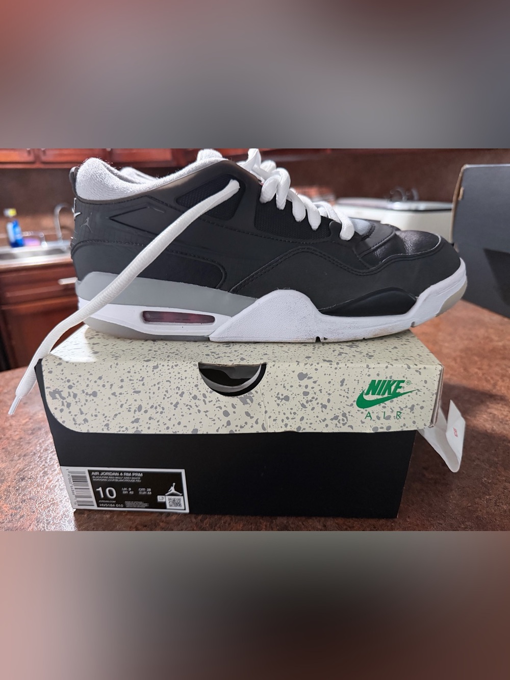 Nike Men's Black and White Low-Top Sneakers